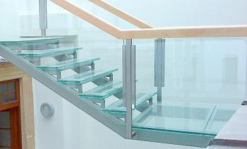 Стеклянные ступени и стеклянная площадка на лестнице в Алматы. Готовые проекты ПерилаГлавСнаб