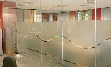 Стеклянные перегородки в офис, частично матированные купить в Алматы