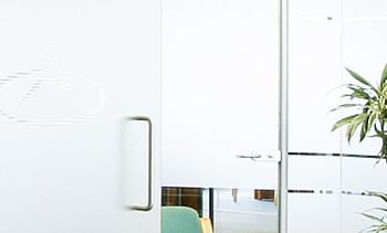 Перегородки из стекла в интерьере офиса в Алматы. Готовые проекты ПерилаГлавСнаб