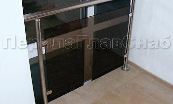 Ограждения со стеклом с крепление в пол окна на лестничной площадке в Алматы. Готовые проекты ПерилаГлавСнаб