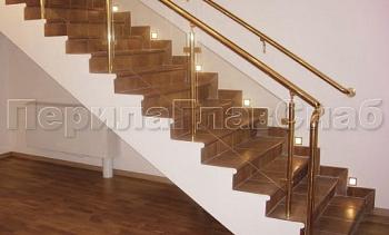 Ограждение лестницы с прозрачным стеклом, стойками и поручнем из латуни в Алматы. Готовые проекты ПерилаГлавСнаб