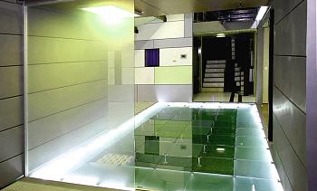 Подсветка стеклянного пола в гостинице в Алматы. Готовые проекты ПерилаГлавСнаб