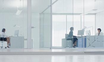Стеклянные прозрачные перегородки в офис премиум в Алматы. Готовые проекты ПерилаГлавСнаб