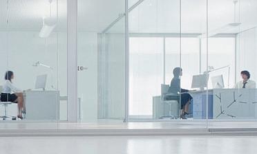 Стеклянные прозрачные перегородки в офис премиум купить в Алматы