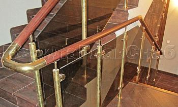 Ограждение лестницы со стеклом, тонированным в массе, стойки и завязки поручня из латуни в Алматы. Готовые проекты ПерилаГлавСнаб