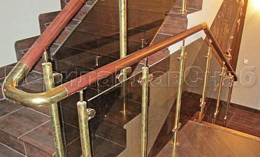 Ограждение лестницы со стеклом, тонированным в массе, стойки и завязки поручня из латуни купить в Алматы