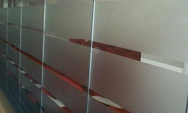 Стеклянные перегородки в офисе с закаткой пленки купить в Алматы