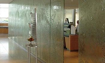 Стеклянные перегородки с декоративным рельефом в офисе в Алматы. Готовые проекты ПерилаГлавСнаб