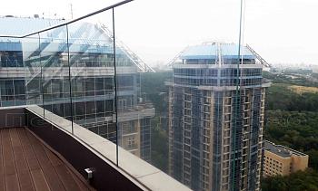 Цельностеклянные ограждения для крыш в Алматы. Готовые проекты ПерилаГлавСнаб