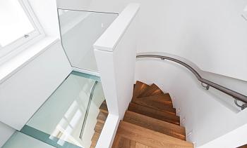 Стеклянный потолок в двухъярусной квартире в Алматы. Готовые проекты ПерилаГлавСнаб