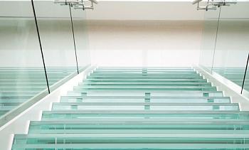 Стеклянные ступени на косоурной лестнице в доме в Алматы. Готовые проекты ПерилаГлавСнаб