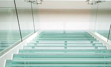 Стеклянные ступени на косоурной лестнице в доме купить в Алматы