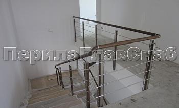 Ограждение с деревянным поручнем и стойками с деревянными вставками, с ригелями в Алматы. Готовые проекты ПерилаГлавСнаб