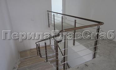 Ограждение с деревянным поручнем и стойками с деревянными вставками, с ригелями купить в Алматы