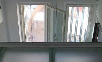 Стеклянное перекрытие из матового стекла на внутреннем балконе в Алматы. Готовые проекты ПерилаГлавСнаб