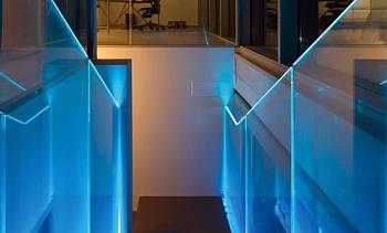 Ограждения лестниц на несущем стекле с подсветкой в Алматы. Готовые проекты ПерилаГлавСнаб