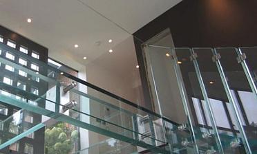 Стеклянные полы на площадке маршевой лестницы купить в Алматы