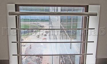 Межэтажное ограждение из нержавеющей стали с торцевым креплением для окон купить в Алматы