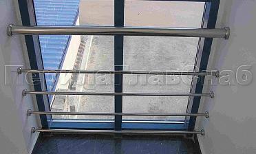 Ограждение на окнах из нержавещей трубы с ригелями купить в Алматы