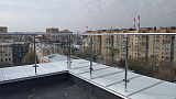 Фото с объекта Стойка круглая Ø38.1: 2 литых зажимных стеклодержателя - 2 Фото с объекта Стойка круглая Ø38.1: 2 литых зажимных стеклодержателя - 2